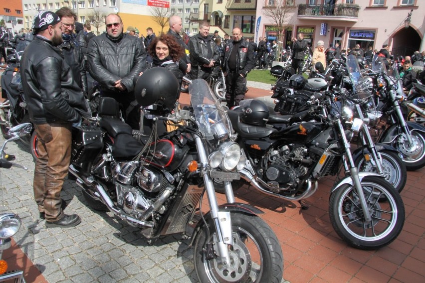 Motocykliści zainaugurowali sezon w Bytowie. Nie zabrakło przejazdu przez miasto ZDJĘCIA 