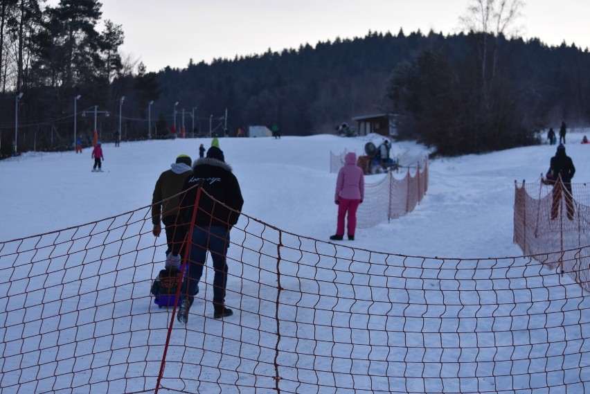 Wyciąg narciarski Sękowa Ski zainaugurował sezon. Jest mróz, śnieg, czyli wszystko, czego potrzeba narciarzom [ZDJĘCIA]