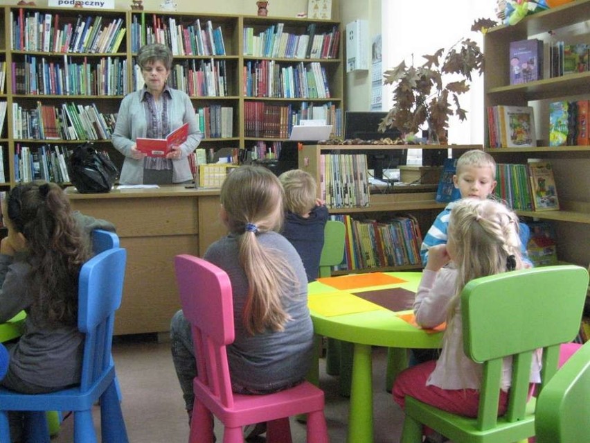 Maluchy gościły w pleszewskiej bibliotece
