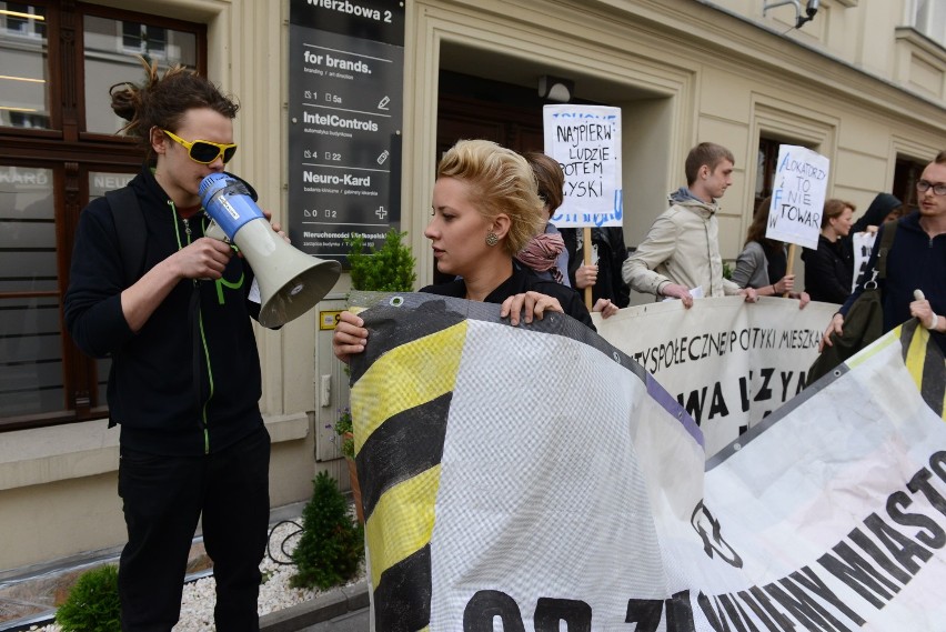 Protest anarchistów w Poznaniu: Pikieta przed kamienicą na...