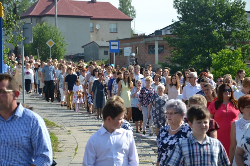 Procesja Bożego Ciała w Wodzisławiu - Zawadzie. Piękne ołtarze m.in. w remizie OSP i przy szkole! [ZDJĘCIA]