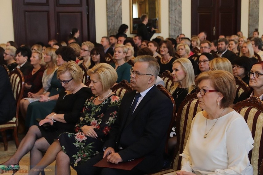 Minister nagrodził zasłużonych nauczycieli.
W Pałacu...