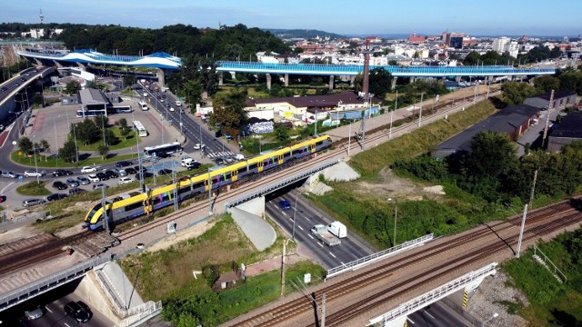 W piątek wieczorem, 20 sierpnia, jezdnia pod wiaduktem kolejowym na ul. Powstańców Wielkopolskich zostanie zwężona do jednego pasa ruchu. O godz. 21 rozpocznie się tam rozbiórka podpór starego wiaduktu.