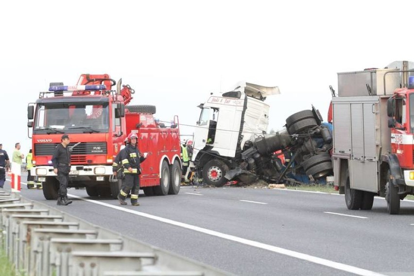 Wypadek na autostradzie A4. W karambolu zderzyło się 11 aut. Cztery osoby nie żyją [zdjęcia. wideo]