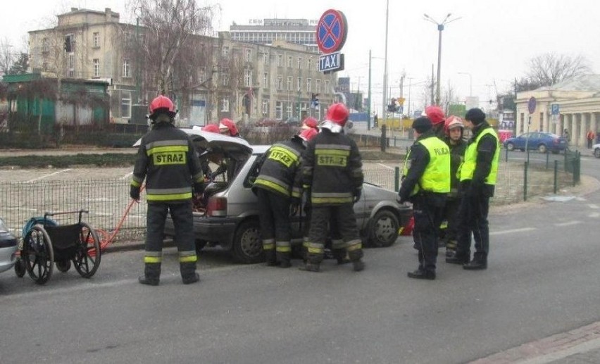 Pożar samochodu w Poznaniu - wewnątrz uwięziony był człowiek
