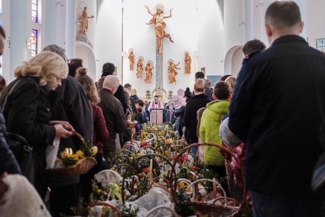 W Wielką Sobotę wierni tradycyjnie przynoszą do kościołów koszyczki ze święconką. Wieczorem ma miejsce Liturgia Wigilii Paschalnej, która w wielu kościołach połączona jest z procesją rezurekcyjną. Ta w niektórych parafiach ma miejsce w niedzielę wcześnie rano. Na kolejnych zdjęciach prezentujemy szczegółowe informacje, na temat wielkosobotnich wydarzeń w poszczególnych parafiach w Tarnowie