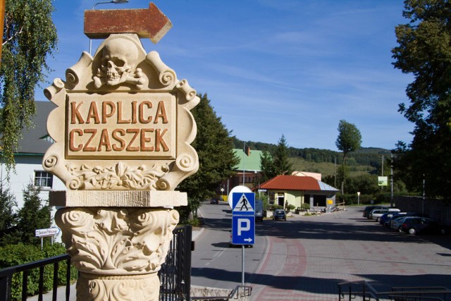 Zbiorowy grobowiec znajduje się w Kudowie-Zdroju, w dzielnicy Czermna.