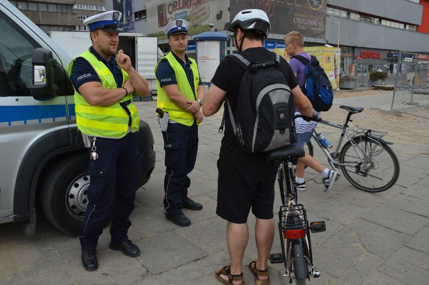 Policja kontrolowała rowerzystów i pieszych na przejściach w...