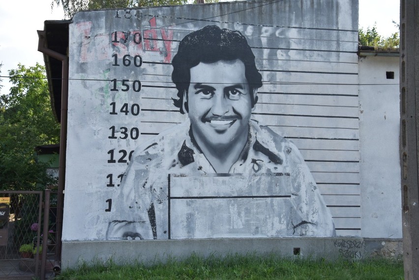 Mural przy ulicy Zuzanny. Przedstawia Pablo Escobara....