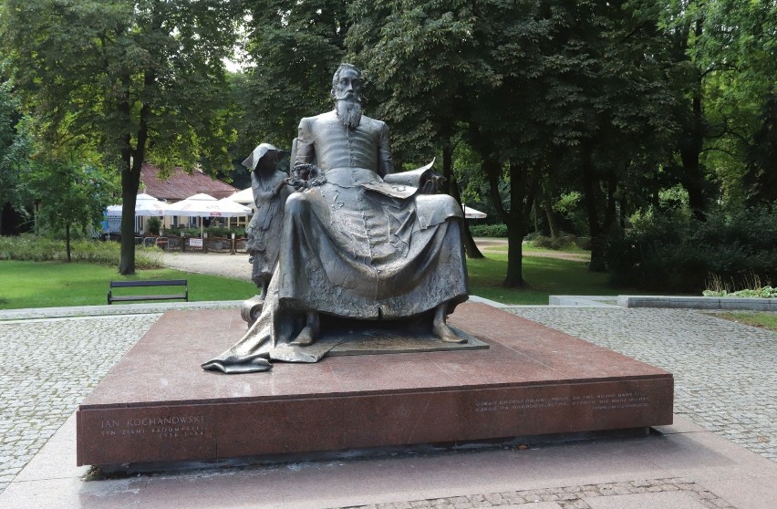 Pomnik Jana Kochanowskiego. 

>