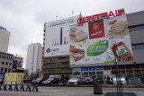 Wielkie reklamy w centrum Łodzi szybko nie znikną