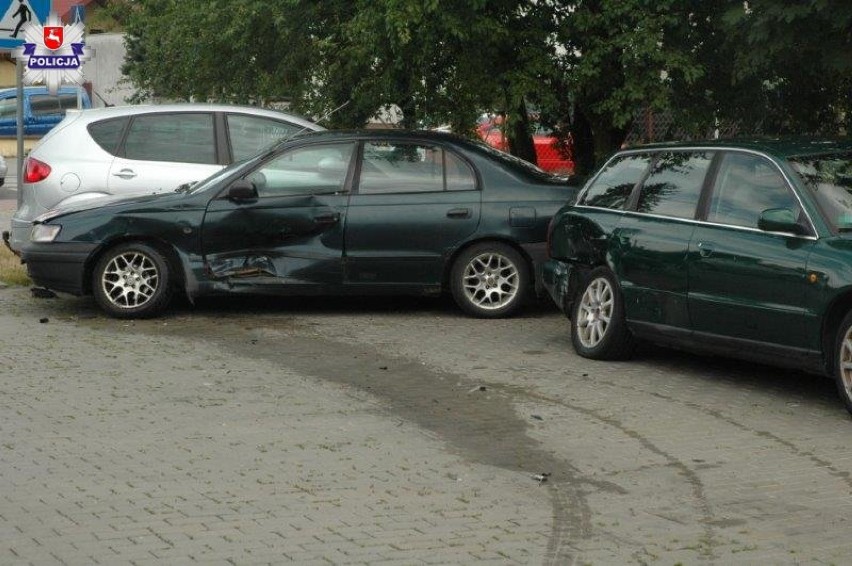 Lubartów. Kierowca ruszając z parkingu uszkodził cztery samochody i ogrodzenie