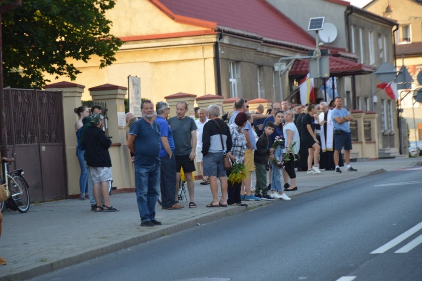 Powrót pielgrzymki z Częstochowy do Zduńskiej Woli. Zmęczeni...