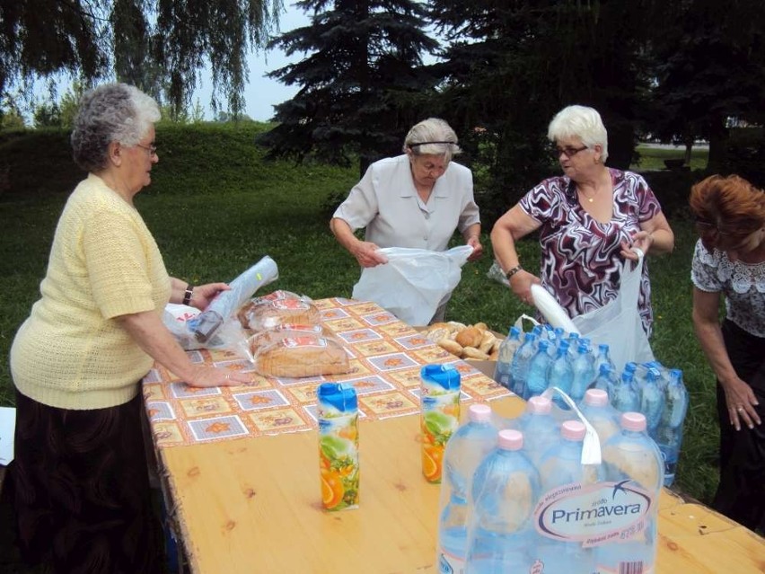 Pielgrzymi z wizytą w Budzyniu. Mieszkańcy częstowali ich obiadem [FOTO]