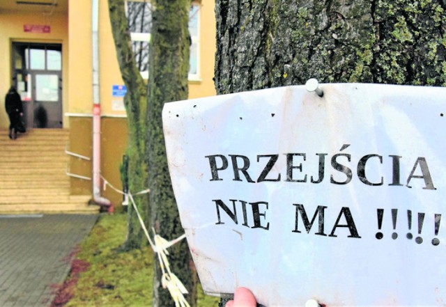 Główne wejście do SP nr 9 oddzielone zostało od reszty terenu taśmą. Na drzewie umieszczono informację „Przejścia nie ma!!!!”