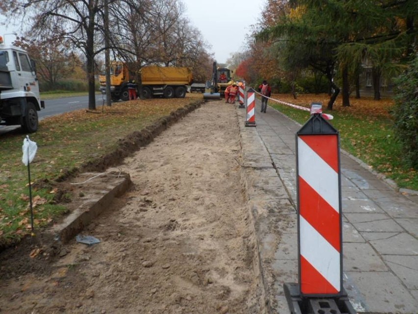 prace budowalne przy ścieżce rowerowej na Banacha