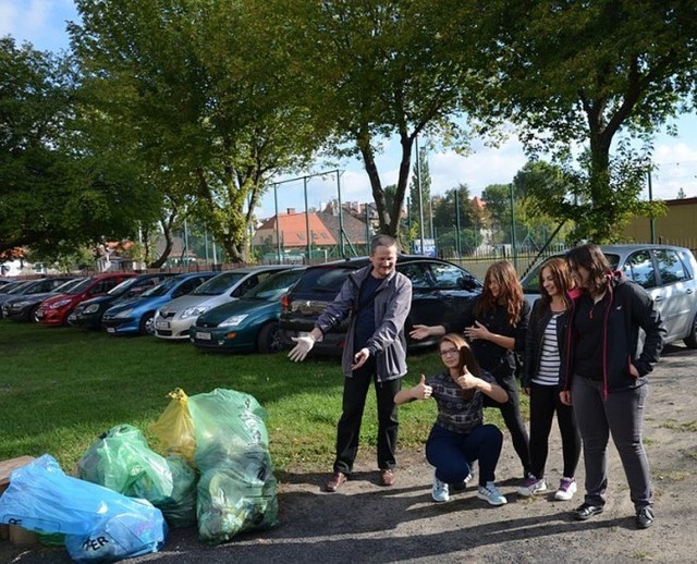 Uczniowie ZSP nr 1 posprzątali zielone zakątki dzielnicy Mątwy.