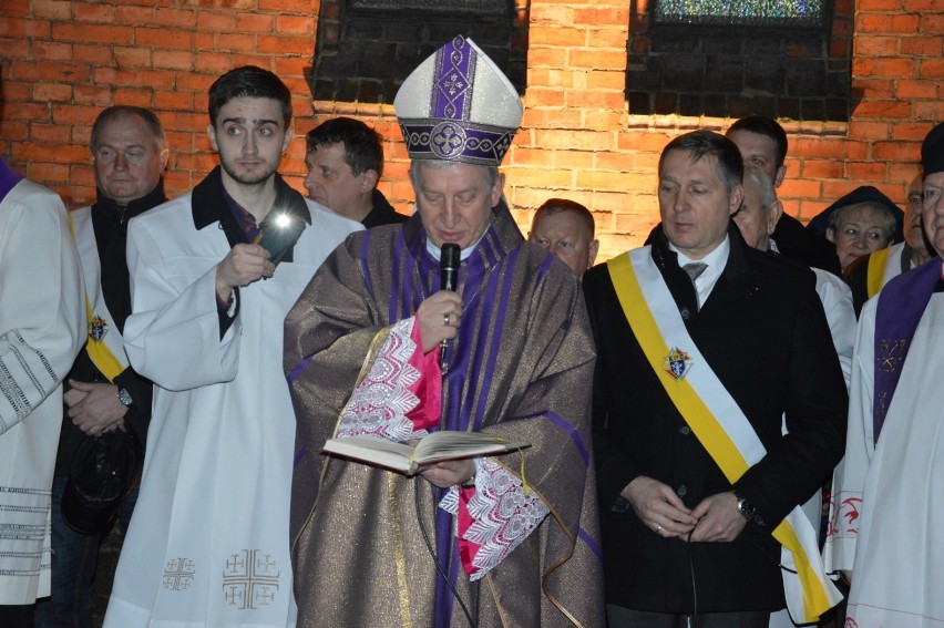 Biskup dokonał poświęcenia stacji Drogi Krzyżowej przy kościele NMP Królowej Polski
