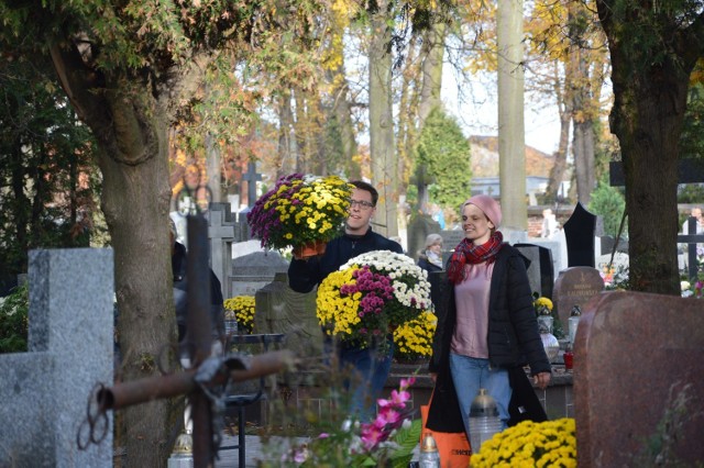 Wszystkich Świętych 2018 w Piotrkowie: tłumy odwiedzających cmentarze