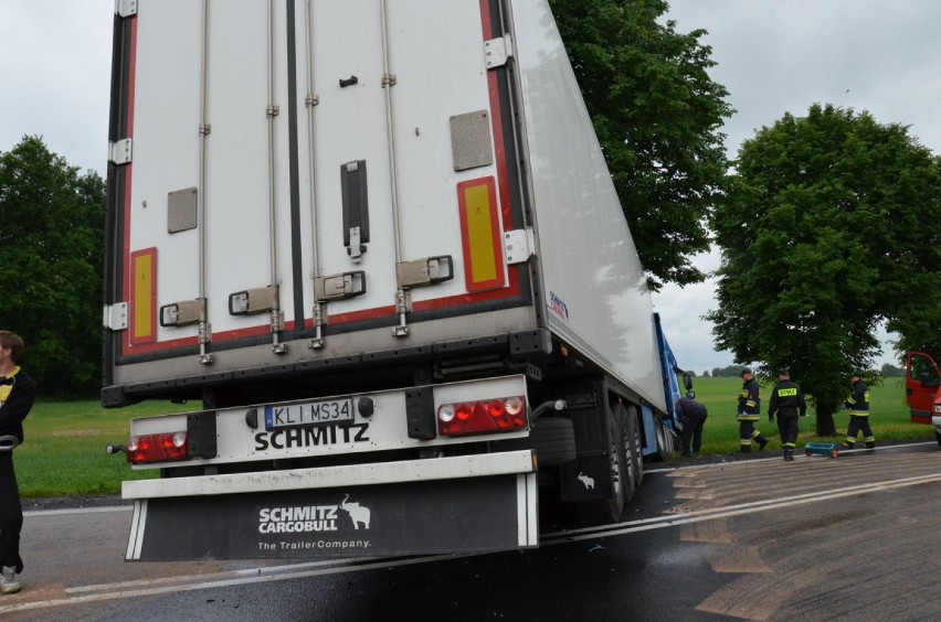 Wypadek pod Środą Śląską, auto osobowe zderzyło się z tirem. Kierowca uniknął śmierci (ZDJĘCIA)