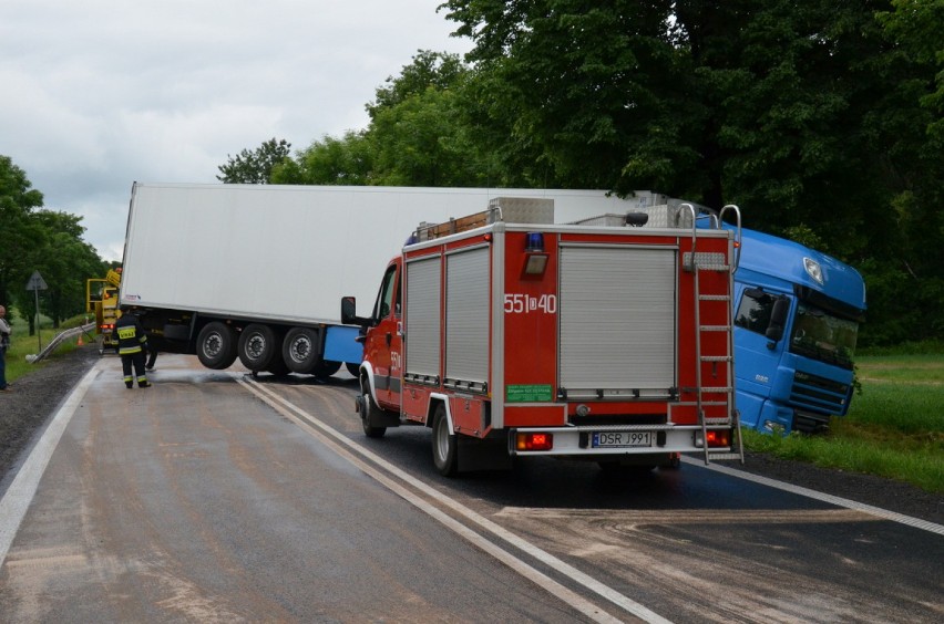 Wypadek pod Środą Śląską, auto osobowe zderzyło się z tirem. Kierowca uniknął śmierci (ZDJĘCIA)