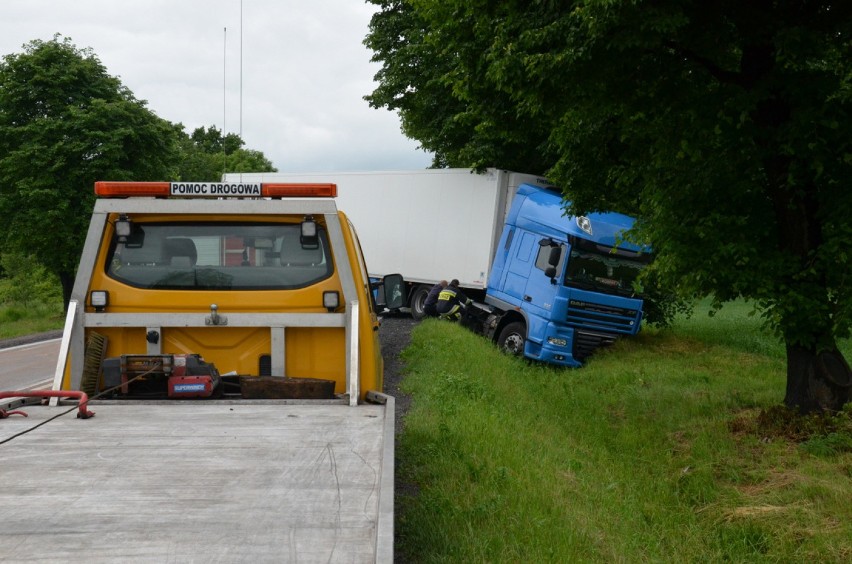 Wypadek pod Środą Śląską, auto osobowe zderzyło się z tirem. Kierowca uniknął śmierci (ZDJĘCIA)