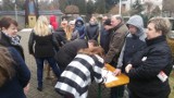 Leśna: protestują, bo obawiają się domu przedpogrzebowego w centrum wsi [ZDJĘCIA, WIDEO]