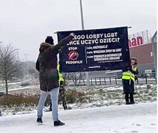 Maciej Socha obrzucił jajkami transparenty Fundacji Pro-Prawo do Życia. – Mam dość kłamstwa i nienawiści – podkreśla ten ceniony lekarz