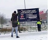 Dr Maciej Socha obrzucił jajkami transparenty Fundacji Pro-Prawo do Życia. "Mam dość kłamstwa i nienawiści"