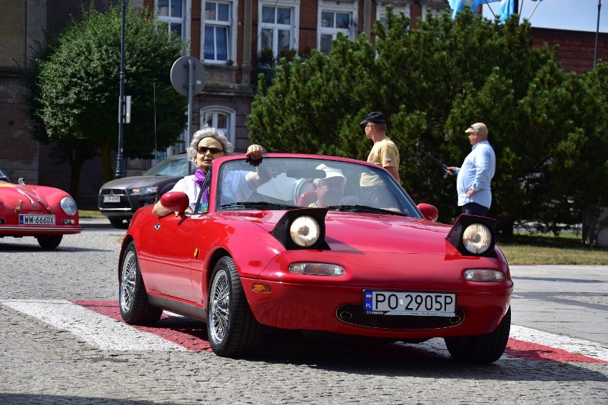 Zlot Cabrio Poland 2021 w Żninie. Prezentacja pojazdów na...