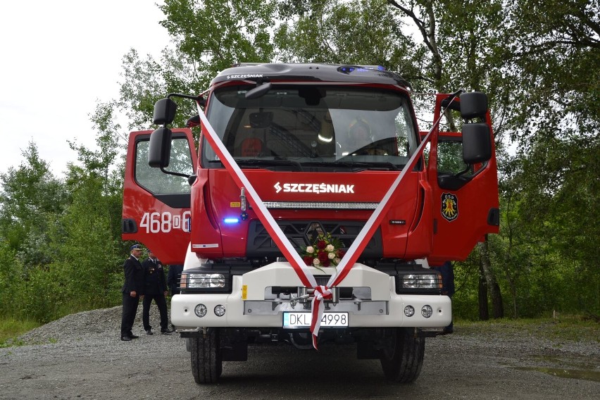 Strażacy z OSP Nowa Ruda-Słupiec mają nowy wóz bojowy. Zobacz, jak wygląda! 