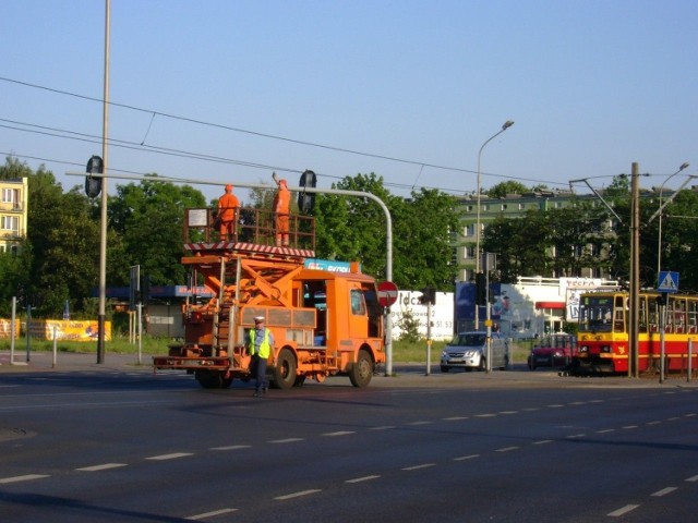 Ekipy pogotowia technicznego MPK w trakcie usuwania zerwanej sieci trakcyjnej na skrzyżowaniu Lutomierskiej i alei Włókniarzy.