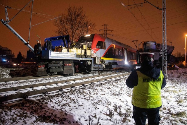Do groźnego wypadku na przejeździe kolejowym doszło w czwartek, 20 grudnia, na ul. Śląskiej przy ul. Lodowej. 

Pociąg jadący ze stacji Łódź Widzew do Łowicza zderzył się na strzeżonym przejeździe z ciężarówką.

Choć wypadek wyglądał groźnie, na szczęście nikt nie doznał poważnych obrażeń.

Nie wiadomo jeszcze, w jakich dokładnie okolicznościach doszło do wypadku.

Na kolejnych slajdach więcej zdjęć z wypadku