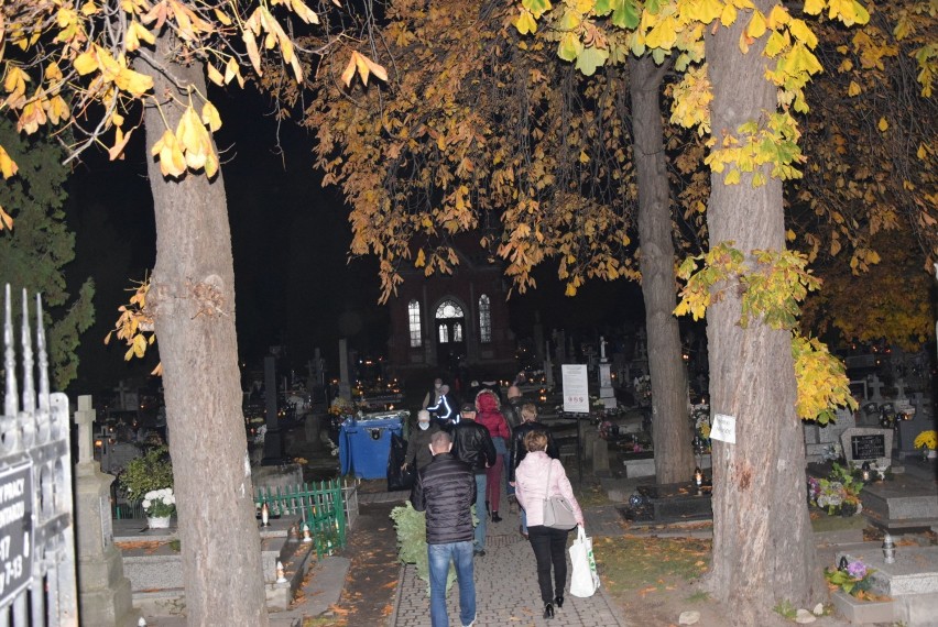 Chełm. Na cmentarzu przy ul. Lwowskiej nie wszyscy zdążyli uprzątnąć  groby (zobaczcie zdjęcia)