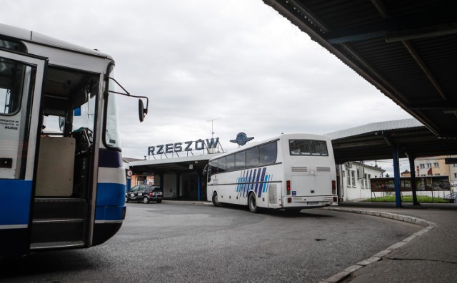 Kolejne zmiany dotkną pasażerów PKS Rzeszów. 

Zobacz co się zmieni na kolejnych stronach.