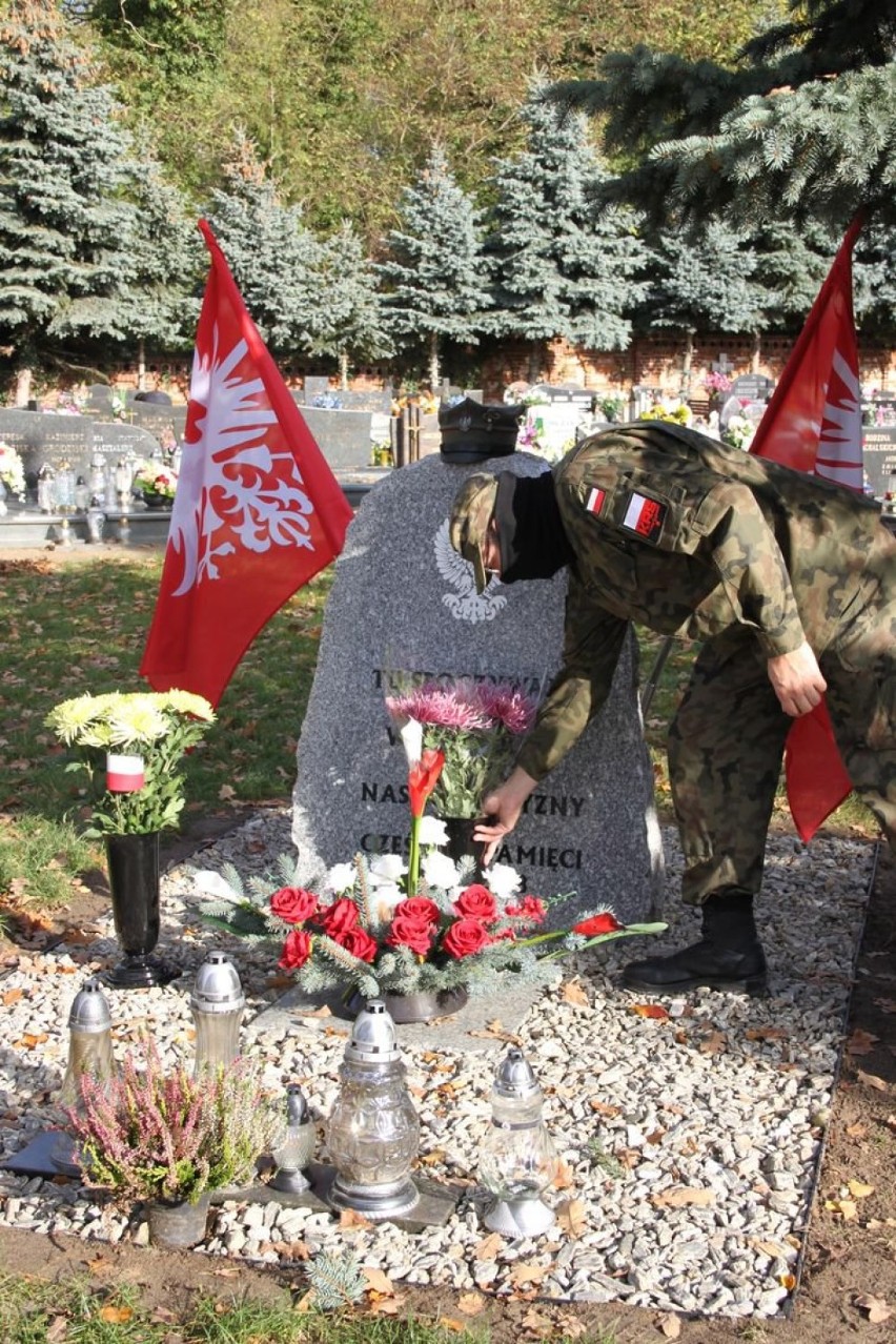 Gmina Kościan kupiła od producentów kwiaty, które trafiły na groby powstańców