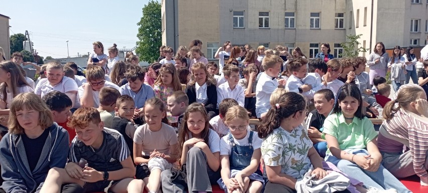 Dyrektor Szkoły Podstawowej numer 2 w Jędrzejowie, Marek Maj kończy pracę. Przy pożegnaniu nie brakło emocji i wzruszeń. Zobaczcie zdjęcia