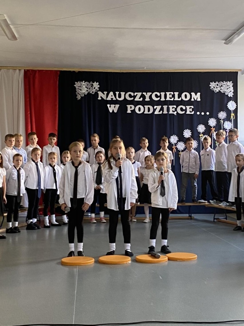 Piękna akademia z okazji Dnia Edukacji Narodowej w Szkole Podstawowej numer 5 w Jędrzejowie. Zobaczcie zdjęcia i film