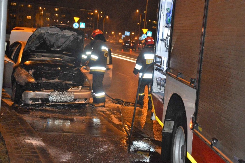 Pożar samochodu alfa romeo na ul. Chopina we Włocławku [zdjęcia, wideo]