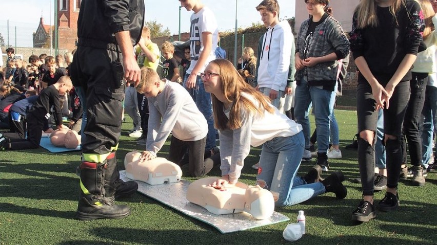 Uczniowie z Sycowa bili dziś rekord w jednoczesnym przywracaniu czynności serca