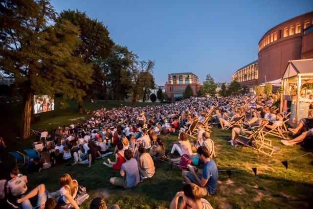 Już po raz 12. Stary Browar organizuje kino letnie. Od lipca seanse w parku ruszają ponownie. W każdą wakacyjną środę o godzinie 21 widzowie znów rozsiądą się wygodnie na trawniku, żeby wspólnie przeżywać filmowe emocje. Punktem wyjścia dla programu filmowego stał się 50. jubileusz Festiwalu Woodstock.