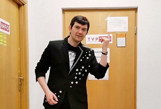 Paweł Mosiołek przed wejściem do studia telewizyjnego Marka Sierockiego.
