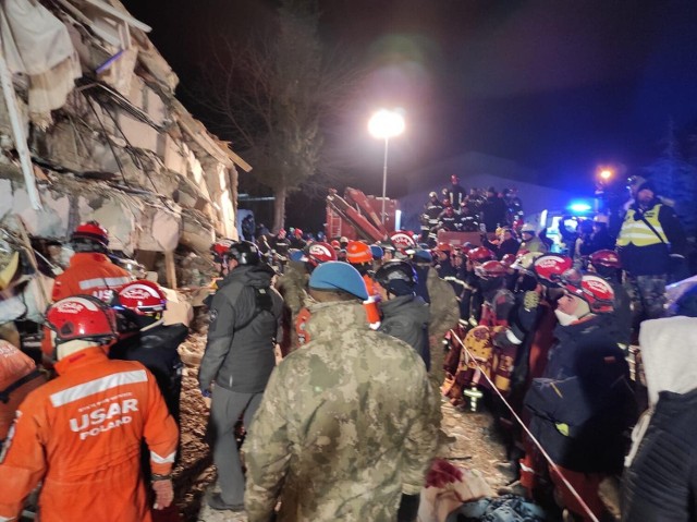 Po 21 godzinach walki udało się polskim ratownikom wydobyć 12 żyjącą osobę w tureckiej Besni