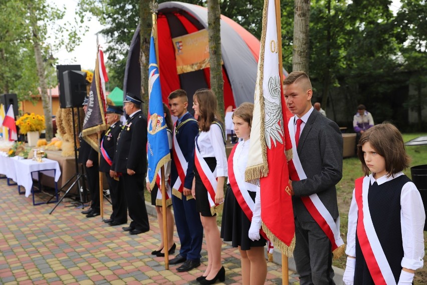 Dożynki w gminie Sławno inne, niż zazwyczaj. Imponujące dekoracje i ceremoniał dożynkowy [zdjęcia]