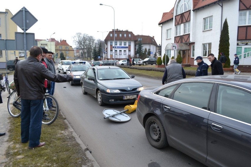 Pirat drogowy? Wyleciał z zakrętu i skosił znak przy zebrze na ul. Zamkowej w Człuchowie