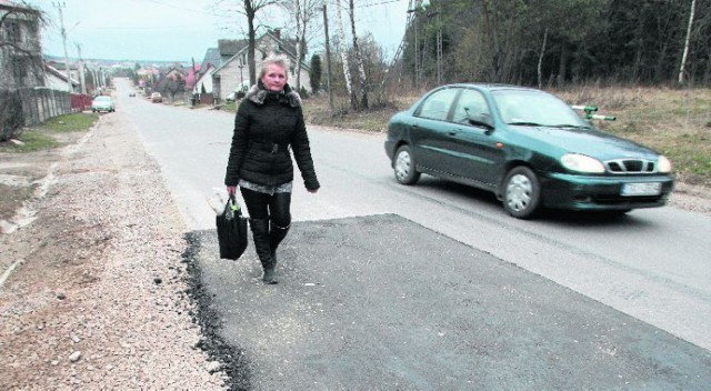 Miejsca, które już zalano asfaltem na pewno nie przypominają nowej drogi. Mieszkańcy nie szczędzą obelg pod adresem wykonawcy.