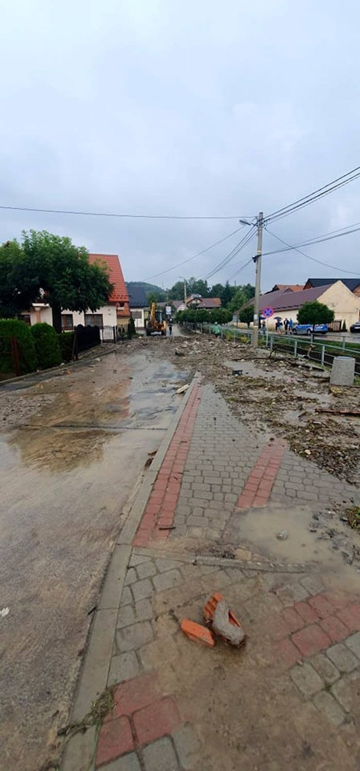 Gmina Łącko. Po gwałtownej ulewie ulicami wielu wsi płyną rwące rzeki. Ogrom zniszczeń po gwałtownej powodzi [ZDJĘCIA] 