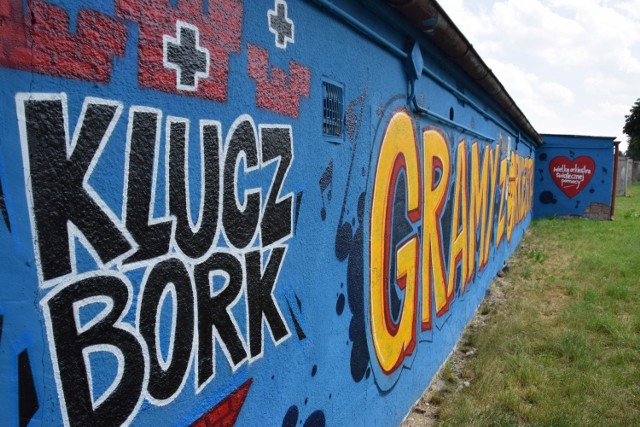 Nowy mural w Kluczborku, poświęcony Wielkiej Orkiestrze Świątecznej Pomocy i Jurkowi Owsiakowi.