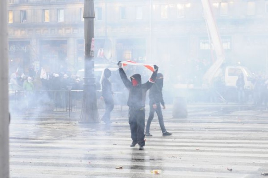 Na placu Konstytucji latały petardy i race. Policja musiała...