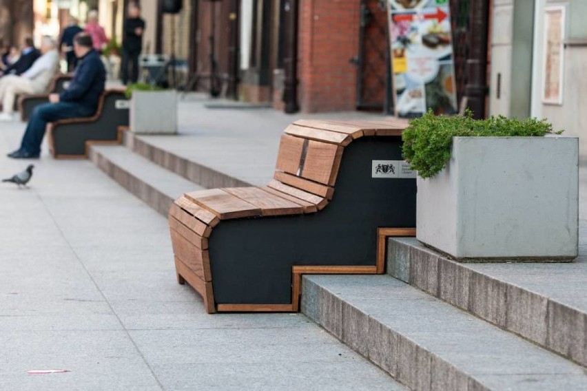 Takie ławki zamontowane zostały w Gdańsku na ul. Sągiewnej.
